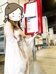 顔を見せることが最善策です！人々は見た目が清らかで、肌が白く、無毛で美しく、女の子を露出するのが大好きであるべきではありません[Yiliwen]を購読して、街頭のスーパーマーケットやショッピングモールでさまざまな人々の前で自分自身を露出させてください。