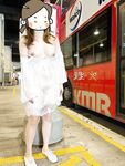 顔を見せることが最善策です！人々は見た目が清らかで、肌が白く、無毛で美しく、女の子を露出するのが大好きであるべきではありません[Yiliwen]を購読して、街頭のスーパーマーケットやショッピングモールでさまざまな人々の前で自分自身を露出させてください。