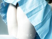 顔を見せることが最善策です！人々は見た目が清らかで、肌が白く、無毛で美しく、女の子を露出するのが大好きであるべきではありません[Yiliwen]を購読して、街頭のスーパーマーケットやショッピングモールでさまざまな人々の前で自分自身を露出させてください。