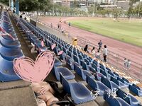 顔を見せることが最善策です！人々は見た目が清らかで、肌が白く、無毛で美しく、女の子を露出するのが大好きであるべきではありません[Yiliwen]を購読して、街頭のスーパーマーケットやショッピングモールでさまざまな人々の前で自分自身を露出させてください。