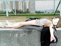 顔を見せることが最善策です！人々は見た目が清らかで、肌が白く、無毛で美しく、女の子を露出するのが大好きであるべきではありません[Yiliwen]を購読して、街頭のスーパーマーケットやショッピングモールでさまざまな人々の前で自分自身を露出させてください。