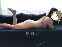 顔を見せることが最善策です！人々は見た目が清らかで、肌が白く、無毛で美しく、女の子を露出するのが大好きであるべきではありません[Yiliwen]を購読して、街頭のスーパーマーケットやショッピングモールでさまざまな人々の前で自分自身を露出させてください。