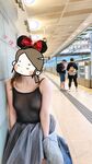 顔を見せることが最善策です！人々は見た目が清らかで、肌が白く、無毛で美しく、女の子を露出するのが大好きであるべきではありません[Yiliwen]を購読して、街頭のスーパーマーケットやショッピングモールでさまざまな人々の前で自分自身を露出させてください。