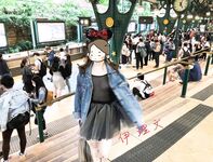 顔を見せることが最善策です！人々は見た目が清らかで、肌が白く、無毛で美しく、女の子を露出するのが大好きであるべきではありません[Yiliwen]を購読して、街頭のスーパーマーケットやショッピングモールでさまざまな人々の前で自分自身を露出させてください。