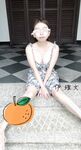 顔を見せることが最善策です！人々は見た目が清らかで、肌が白く、無毛で美しく、女の子を露出するのが大好きであるべきではありません[Yiliwen]を購読して、街頭のスーパーマーケットやショッピングモールでさまざまな人々の前で自分自身を露出させてください。
