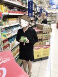 顔を見せることが最善策です！人々は見た目が清らかで、肌が白く、無毛で美しく、女の子を露出するのが大好きであるべきではありません[Yiliwen]を購読して、街頭のスーパーマーケットやショッピングモールでさまざまな人々の前で自分自身を露出させてください。
