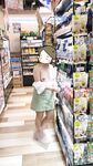 顔を見せることが最善策です！人々は見た目が清らかで、肌が白く、無毛で美しく、女の子を露出するのが大好きであるべきではありません[Yiliwen]を購読して、街頭のスーパーマーケットやショッピングモールでさまざまな人々の前で自分自身を露出させてください。