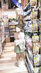 顔を見せることが最善策です！人々は見た目が清らかで、肌が白く、無毛で美しく、女の子を露出するのが大好きであるべきではありません[Yiliwen]を購読して、街頭のスーパーマーケットやショッピングモールでさまざまな人々の前で自分自身を露出させてください。