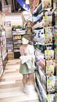 顔を見せることが最善策です！人々は見た目が清らかで、肌が白く、無毛で美しく、女の子を露出するのが大好きであるべきではありません[Yiliwen]を購読して、街頭のスーパーマーケットやショッピングモールでさまざまな人々の前で自分自身を露出させてください。