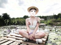 顔を見せることが最善策です！人々は見た目が清らかで、肌が白く、無毛で美しく、女の子を露出するのが大好きであるべきではありません[Yiliwen]を購読して、街頭のスーパーマーケットやショッピングモールでさまざまな人々の前で自分自身を露出させてください。