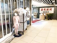 顔を見せることが最善策です！人々は見た目が清らかで、肌が白く、無毛で美しく、女の子を露出するのが大好きであるべきではありません[Yiliwen]を購読して、街頭のスーパーマーケットやショッピングモールでさまざまな人々の前で自分自身を露出させてください。