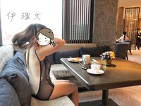 顔を見せることが最善策です！人々は見た目が清らかで、肌が白く、無毛で美しく、女の子を露出するのが大好きであるべきではありません[Yiliwen]を購読して、街頭のスーパーマーケットやショッピングモールでさまざまな人々の前で自分自身を露出させてください。