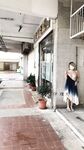 顔を見せることが最善策です！人々は見た目が清らかで、肌が白く、無毛で美しく、女の子を露出するのが大好きであるべきではありません[Yiliwen]を購読して、街頭のスーパーマーケットやショッピングモールでさまざまな人々の前で自分自身を露出させてください。