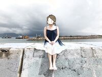 顔を見せることが最善策です！人々は見た目が清らかで、肌が白く、無毛で美しく、女の子を露出するのが大好きであるべきではありません[Yiliwen]を購読して、街頭のスーパーマーケットやショッピングモールでさまざまな人々の前で自分自身を露出させてください。