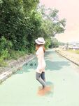 顔を見せることが最善策です！人々は見た目が清らかで、肌が白く、無毛で美しく、女の子を露出するのが大好きであるべきではありません[Yiliwen]を購読して、街頭のスーパーマーケットやショッピングモールでさまざまな人々の前で自分自身を露出させてください。