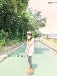 顔を見せることが最善策です！人々は見た目が清らかで、肌が白く、無毛で美しく、女の子を露出するのが大好きであるべきではありません[Yiliwen]を購読して、街頭のスーパーマーケットやショッピングモールでさまざまな人々の前で自分自身を露出させてください。