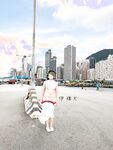 顔を見せることが最善策です！人々は見た目が清らかで、肌が白く、無毛で美しく、女の子を露出するのが大好きであるべきではありません[Yiliwen]を購読して、街頭のスーパーマーケットやショッピングモールでさまざまな人々の前で自分自身を露出させてください。