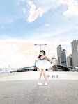 顔を見せることが最善策です！人々は見た目が清らかで、肌が白く、無毛で美しく、女の子を露出するのが大好きであるべきではありません[Yiliwen]を購読して、街頭のスーパーマーケットやショッピングモールでさまざまな人々の前で自分自身を露出させてください。