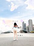 顔を見せることが最善策です！人々は見た目が清らかで、肌が白く、無毛で美しく、女の子を露出するのが大好きであるべきではありません[Yiliwen]を購読して、街頭のスーパーマーケットやショッピングモールでさまざまな人々の前で自分自身を露出させてください。