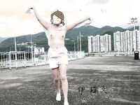 顔を見せることが最善策です！人々は見た目が清らかで、肌が白く、無毛で美しく、女の子を露出するのが大好きであるべきではありません[Yiliwen]を購読して、街頭のスーパーマーケットやショッピングモールでさまざまな人々の前で自分自身を露出させてください。