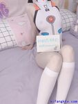 推特蘿莉制服粉鮑少女福利姬【桐桐想喝牛奶】私拍，道具自嗨噗滋噗滋流白漿