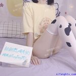 推特蘿莉制服粉鮑少女福利姬【桐桐想喝牛奶】私拍，道具自嗨噗滋噗滋流白漿
