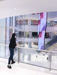 Showing your face is the way to go! The top cuckold is a ruthless man, Guangdong's big-breasted and beautiful hotwife [Yaya] privately filmed the second season, showing her face during a 3P outdoors in a shopping mall