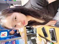 Showing your face is the way to go! The top cuckold is a ruthless man, Guangdong's big-breasted and beautiful hotwife [Yaya] privately filmed the second season, showing her face during a 3P outdoors in a shopping mall