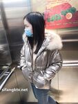 Showing your face is the way to go! The top cuckold is a ruthless man, Guangdong's big-breasted and beautiful hotwife [Yaya] privately filmed the second season, showing her face during a 3P outdoors in a shopping mall