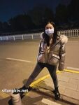 Showing your face is the way to go! The top cuckold is a ruthless man, Guangdong's big-breasted and beautiful hotwife [Yaya] privately filmed the second season, showing her face during a 3P outdoors in a shopping mall