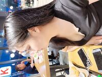 Showing your face is the way to go! The top cuckold is a ruthless man, Guangdong's big-breasted and beautiful hotwife [Yaya] privately filmed the second season, showing her face during a 3P outdoors in a shopping mall