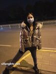 Showing your face is the way to go! The top cuckold is a ruthless man, Guangdong's big-breasted and beautiful hotwife [Yaya] privately filmed the second season, showing her face during a 3P outdoors in a shopping mall
