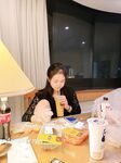 Showing your face is the way to go! The top cuckold is a ruthless man, Guangdong's big-breasted and beautiful hotwife [Yaya] privately filmed the second season, showing her face during a 3P outdoors in a shopping mall