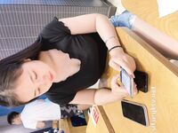 Showing your face is the way to go! The top cuckold is a ruthless man, Guangdong's big-breasted and beautiful hotwife [Yaya] privately filmed the second season, showing her face during a 3P outdoors in a shopping mall