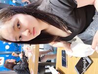 Showing your face is the way to go! The top cuckold is a ruthless man, Guangdong's big-breasted and beautiful hotwife [Yaya] privately filmed the second season, showing her face during a 3P outdoors in a shopping mall