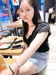 Showing your face is the way to go! The top cuckold is a ruthless man, Guangdong's big-breasted and beautiful hotwife [Yaya] privately filmed the second season, showing her face during a 3P outdoors in a shopping mall