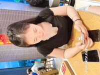 Showing your face is the way to go! The top cuckold is a ruthless man, Guangdong's big-breasted and beautiful hotwife [Yaya] privately filmed the second season, showing her face during a 3P outdoors in a shopping mall