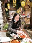 Showing your face is the way to go! The top cuckold is a ruthless man, Guangdong's big-breasted and beautiful hotwife [Yaya] privately filmed the second season, showing her face during a 3P outdoors in a shopping mall