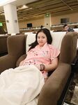 Showing your face is the way to go! The top cuckold is a ruthless man, Guangdong's big-breasted and beautiful hotwife [Yaya] privately filmed the second season, showing her face during a 3P outdoors in a shopping mall