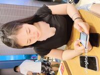 Showing your face is the way to go! The top cuckold is a ruthless man, Guangdong's big-breasted and beautiful hotwife [Yaya] privately filmed the second season, showing her face during a 3P outdoors in a shopping mall