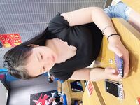Showing your face is the way to go! The top cuckold is a ruthless man, Guangdong's big-breasted and beautiful hotwife [Yaya] privately filmed the second season, showing her face during a 3P outdoors in a shopping mall