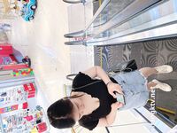 Showing your face is the way to go! The top cuckold is a ruthless man, Guangdong's big-breasted and beautiful hotwife [Yaya] privately filmed the second season, showing her face during a 3P outdoors in a shopping mall