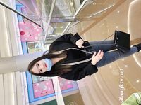 Showing your face is the way to go! The top cuckold is a ruthless man, Guangdong's big-breasted and beautiful hotwife [Yaya] privately filmed the second season, showing her face during a 3P outdoors in a shopping mall