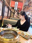 Showing your face is the way to go! The top cuckold is a ruthless man, Guangdong's big-breasted and beautiful hotwife [Yaya] privately filmed the second season, showing her face during a 3P outdoors in a shopping mall