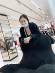 Showing your face is the way to go! The top cuckold is a ruthless man, Guangdong's big-breasted and beautiful hotwife [Yaya] privately filmed the second season, showing her face during a 3P outdoors in a shopping mall