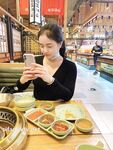 Showing your face is the way to go! The top cuckold is a ruthless man, Guangdong's big-breasted and beautiful hotwife [Yaya] privately filmed the second season, showing her face during a 3P outdoors in a shopping mall