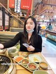 Showing your face is the way to go! The top cuckold is a ruthless man, Guangdong's big-breasted and beautiful hotwife [Yaya] privately filmed the second season, showing her face during a 3P outdoors in a shopping mall