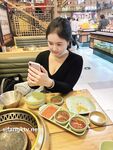 Showing your face is the way to go! The top cuckold is a ruthless man, Guangdong's big-breasted and beautiful hotwife [Yaya] privately filmed the second season, showing her face during a 3P outdoors in a shopping mall