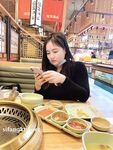Showing your face is the way to go! The top cuckold is a ruthless man, Guangdong's big-breasted and beautiful hotwife [Yaya] privately filmed the second season, showing her face during a 3P outdoors in a shopping mall