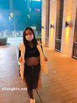 Showing your face is the way to go! The top cuckold is a ruthless man, Guangdong's big-breasted and beautiful hotwife [Yaya] privately filmed the second season, showing her face during a 3P outdoors in a shopping mall